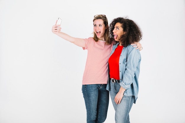 Foto gratuita donne divertenti prendendo selfie