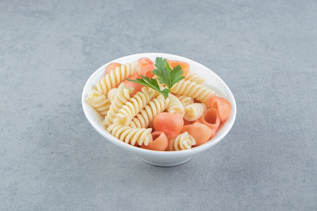 白いボウルにフジッリと貝殻のパスタ