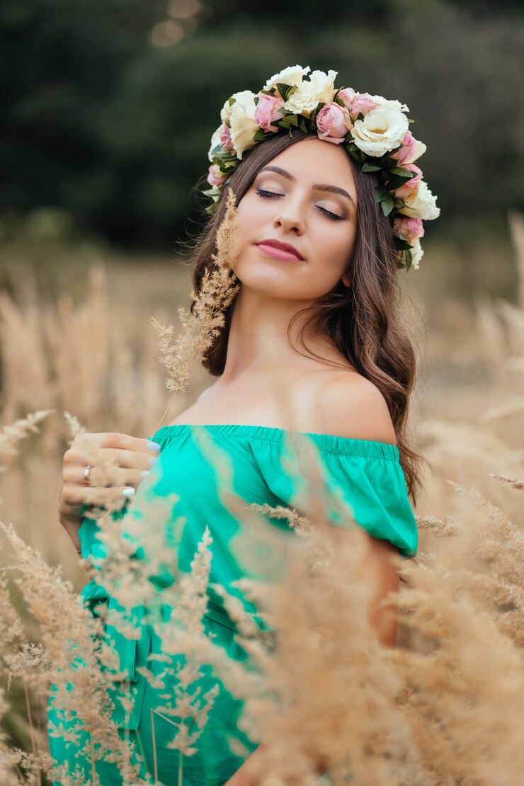 Free Photo the future mother  has a wreath with flowers