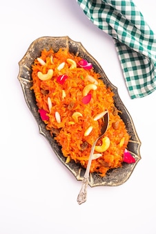 Gajar halwa, noto anche come gajorer halua, gajrela, gajar pak e carota halwa è un dolce a base di carote del subcontinente indiano
