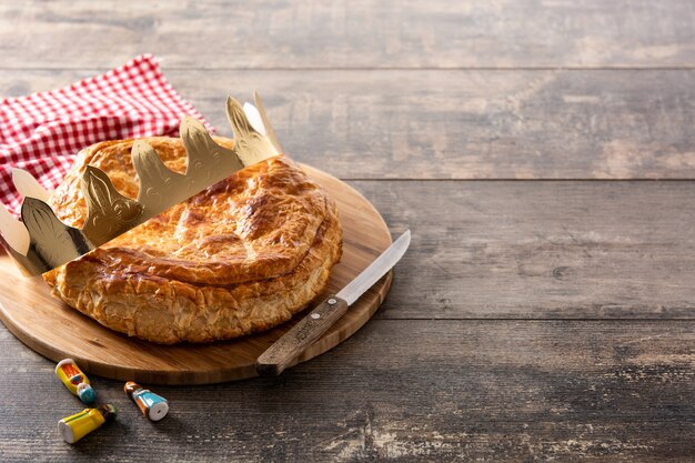 木製のテーブルの上のガレットデロワ。フランスの伝統的なエピファニーケーキ