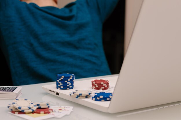 自宅​から​カジノ​ゲーム​、​ポーカー​、​ブラック​ジャック​、​ルーレット​まで​、​ラップ​トップ​で​遊ぶ​ゲーマー​の​男​。​オンライン​ギャンブル​の​概念​、​お金​を​稼ぐ​、​スポーツ​ベット​、​チャンス​、​成功​、​幸運​、​中毒​。