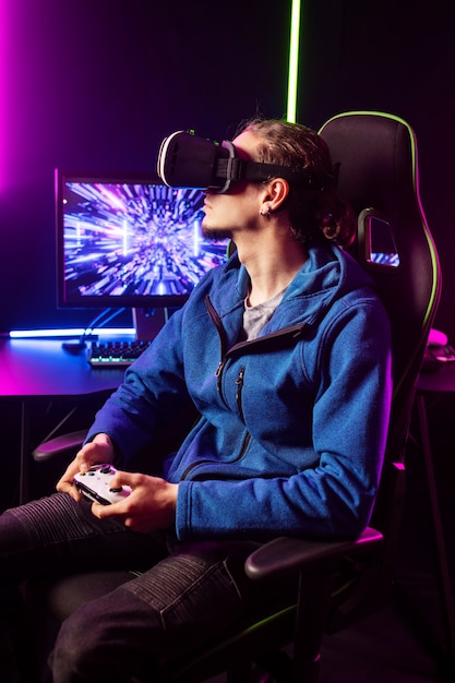 Геймер играет с контроллером, вид сбоку