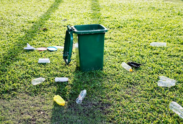 Free photo garbage bin and garbage on the ground