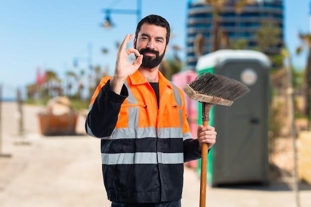 Uomo di garbage che fa segno ok