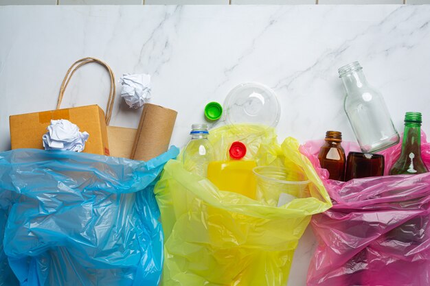 쓰레기는 종류에 따라 쓰레기 봉투로 분류합니다.