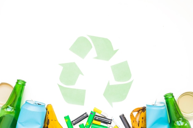 Foto gratuita spazzatura con segno di carta riciclata