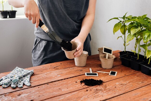 植木鉢に土を注ぐ庭師