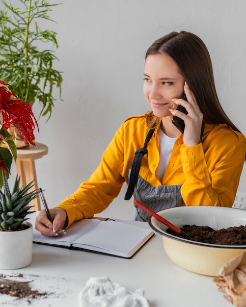 Free photo gardener talking on the phone with a client