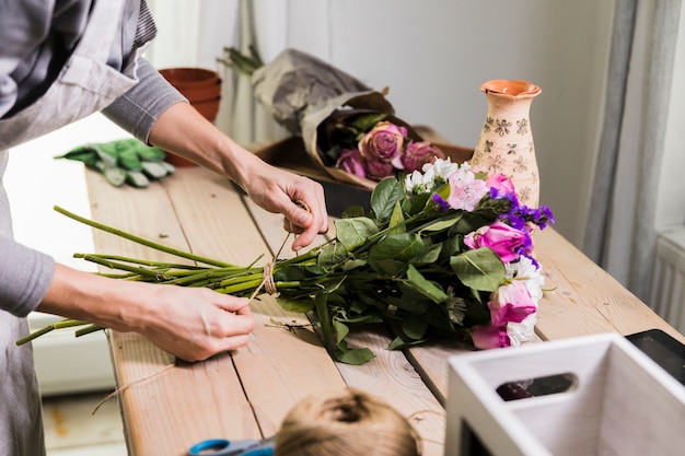 Free photo gardening concept with female hands