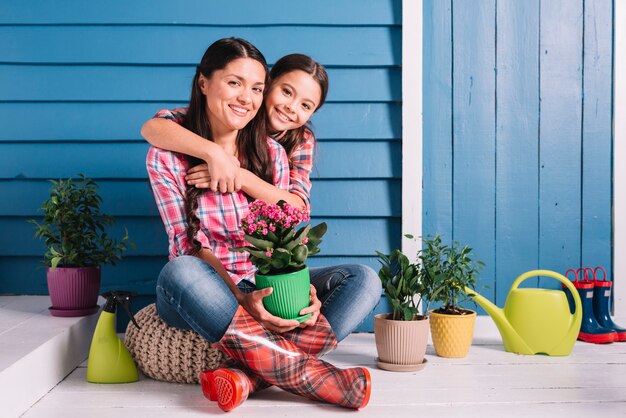 Concetto di giardinaggio con madre e figlia