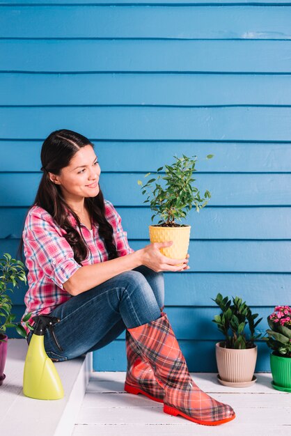 Concetto di giardinaggio con donna