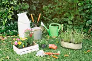 Foto gratuita inventario di giardinaggio con vasi di fiori su erba