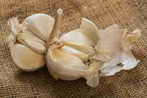 Free photo garlic on blanket