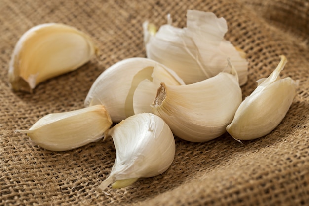 Free photo garlic on blanket