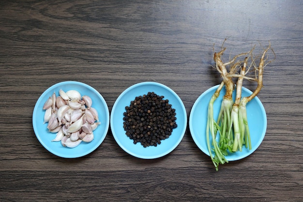 にんにく​コリアンダー​の​根​と​コショウ​の​3​成分​は​タイ​料理​を​作る​の​に​非常​に​重要​です