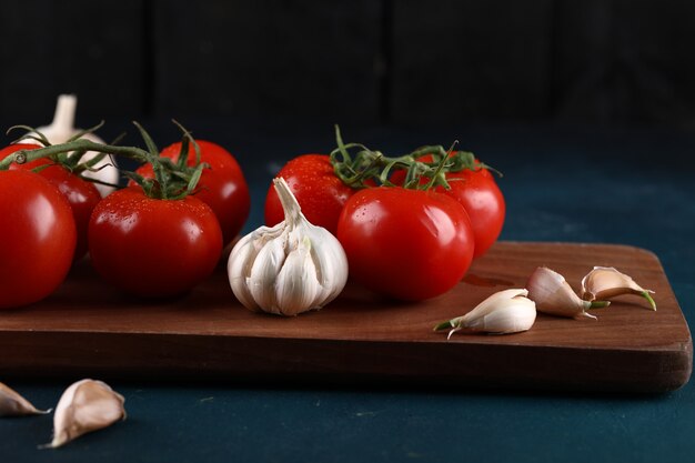 Garlic gloves and tomatoes.