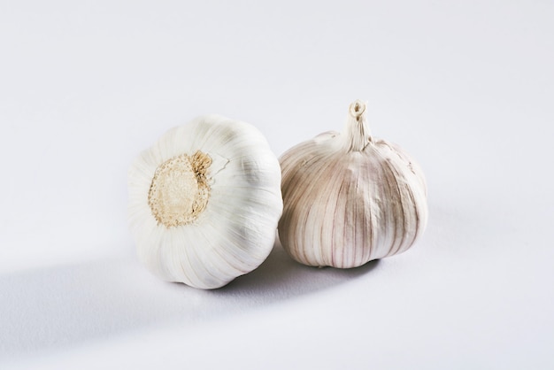 Free photo garlic isolated on a white. delicious seasoning