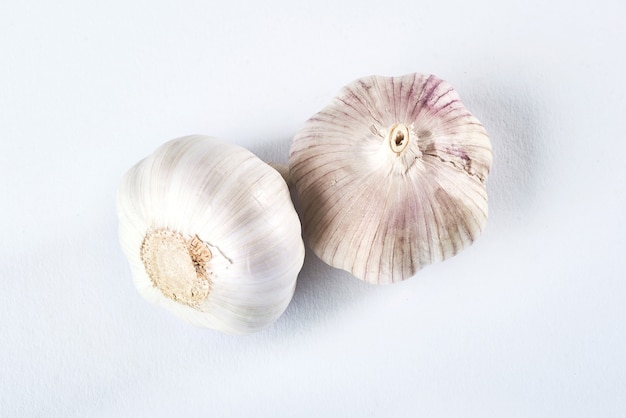 Free photo garlic isolated on a white. delicious seasoning