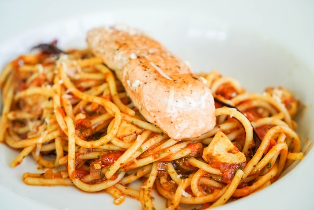 Foto gratuita spaghetti di aglio con salmone