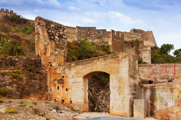 Бесплатное фото Ворота в заброшенном замке сагунто