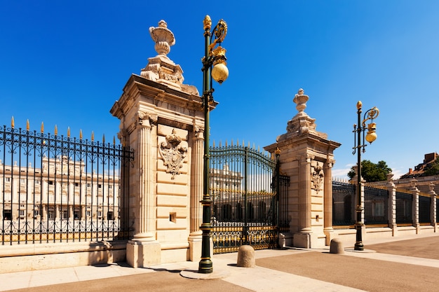 Porta del palazzo reale. madrid