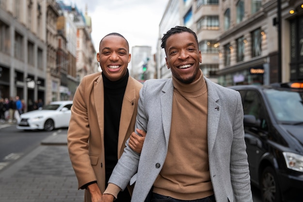 Foto gratuita una coppia gay è affettuosa e si comporta in modo goffo in una strada cittadina