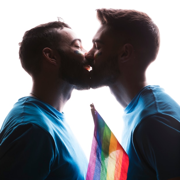 부드럽게 키스하는 게이 커플