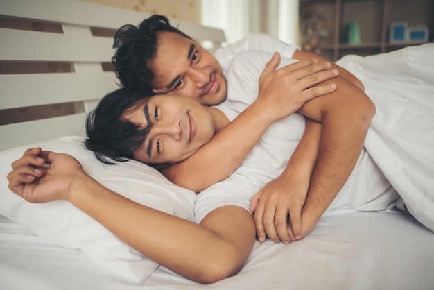 Gay Couple Любовь время на кровати