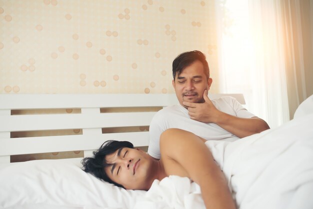 게이 커플 사랑 시간에이 침대
