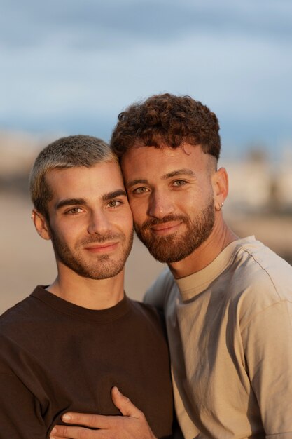 同性愛者のカップルがビーチで一緒に時間を過ごす