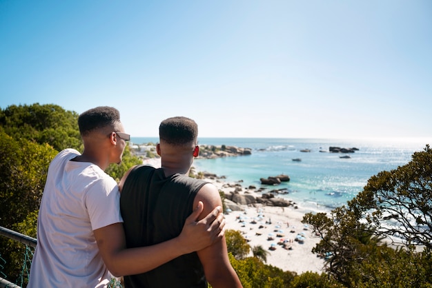 Foto gratuita coppia gay maschile sulla spiaggia