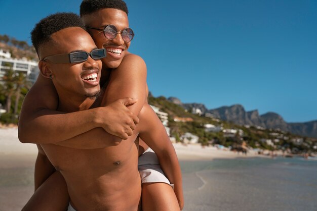 ビーチにいるゲイの男性カップル