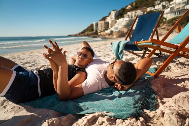 Coppia gay maschile sulla spiaggia