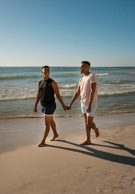 해변에서 게이 남성 커플