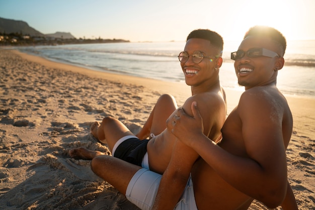 Foto gratuita coppia gay maschile sulla spiaggia