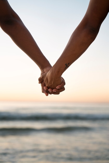 Foto gratuita coppia gay maschile sulla spiaggia