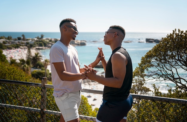 Foto gratuita coppia gay maschile sulla spiaggia