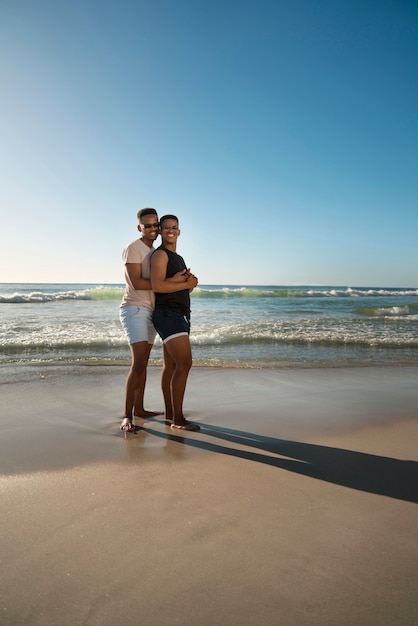 무료 사진 해변에서 게이 남성 커플