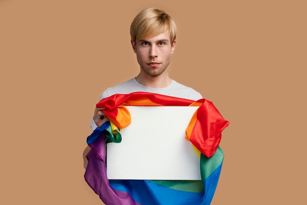 LGBTのシンボルを持つゲイの男