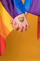 Foto gratuita coppia gay tenendo le mani