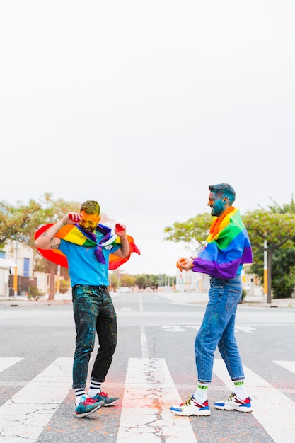 Holi 축제에서 색을 가지고 노는 게이들