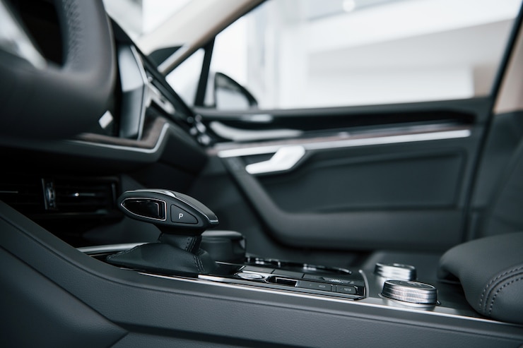 無料Photo ギアスティック。ブランドの新しいモダンな高級車のインテリアのクローズアップ表示