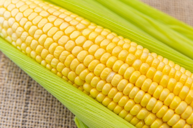 Geen corn on a wooden table