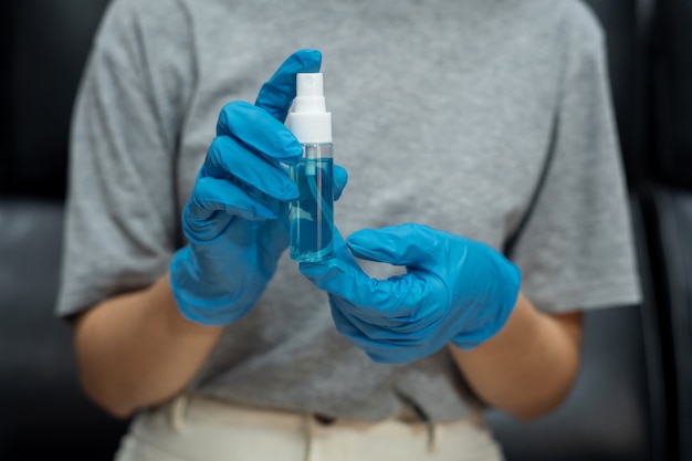 細菌​や​インフルエンザ​ウイルス​や​コロナ​ウイルス​（​covid​-​19​）​に対する​手洗い​消毒剤​洗浄用​スプレー​ボトル内​の​ゲル​アルコール​、​アルコール​ベース​の​抗菌​消毒​製品​防止​の​コンセプト​。