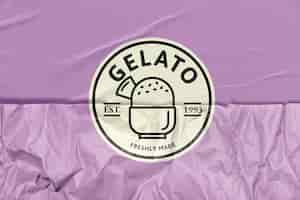 Foto gratuita logo della gelateria con struttura di carta stropicciata remixed media