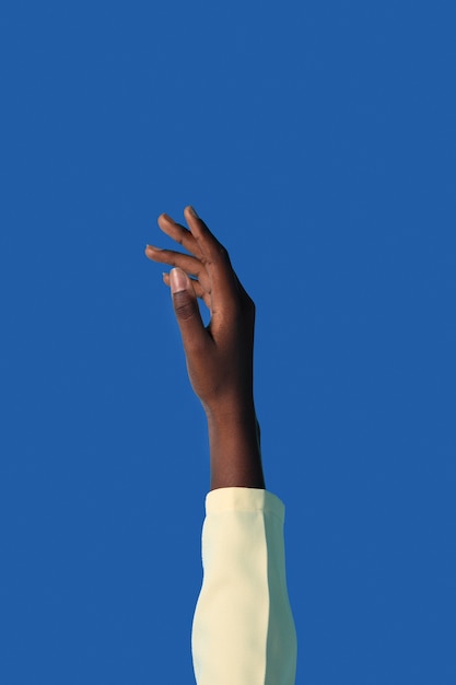 Рука человека гендерной жидкости изолирована на синем