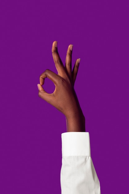 無料写真 紫に分離された性別流動的な人の手
