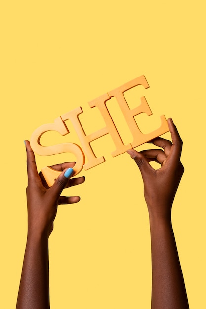 Foto gratuita persona fluida di genere in possesso di un pronome cartaceo femminile