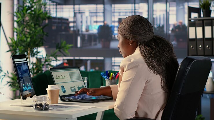 Free Photo general manager demonstrates her management skills in a global company